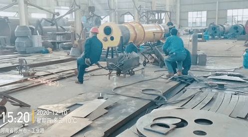 塔吊租賃公司環保問題曝光 露天噴漆與廢棄桶敞口堆放，環評手續缺失